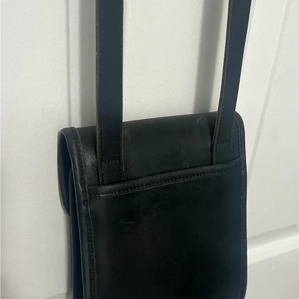 Vintage Coach Black Leather Crossbody with Gold Turnlock - Picture 5 of 9